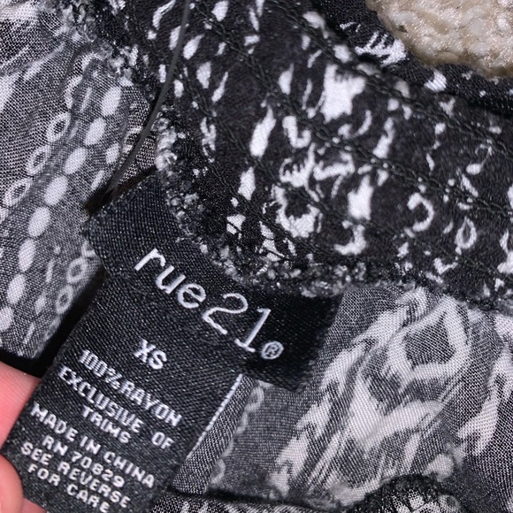 Rue 21 Black & White Rayon High Waist shorts sz XS - Picture 5 of 8